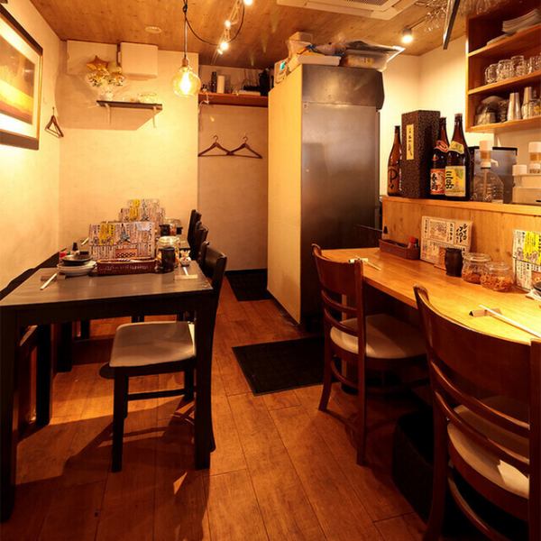 木の温かみを感じるカウンター席や、シックな色合いのテーブル席は居心地の良い癒し空間♪テラス席も完備しているため、お外でゆっくり四季の移ろいを感じながらお食事を楽しみいただけます☆8名様以上で貸切も可能◎職場の宴会や仲間との飲み会にもご利用ください！混み合うシーズンのご予約はお早めにどうぞ！