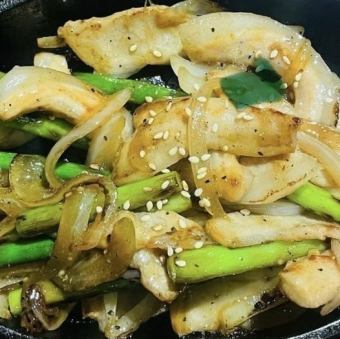 豚トロとにんにくの芽の塩炒め