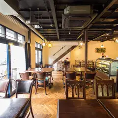 最大50名まで対応可能な広々とした空間は、会社の宴会やパーティーにぴったり。テーブルレイアウトの自由度が高く、貸切利用も可能なので、シーンに合わせた演出ができます。サプライズにも対応し、記念日や歓送迎会など特別なイベントにもおすすめ。落ち着いた雰囲気でゆったり食事を楽しめます。