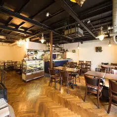 店内は木の温もりを感じる落ち着いた雰囲気で、居心地の良さを重視した空間設計。自然光が差し込む明るい店内は、ランチタイムも心地よく過ごせます。貸切や個室にも対応し、シーンに合わせた柔軟な運用が魅力。サプライズ演出にも対応し、記念日など特別なイベントを華やかに彩ります。おすすめです。