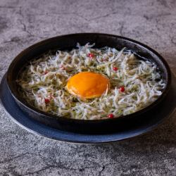 しらすの卵黄アヒージョ