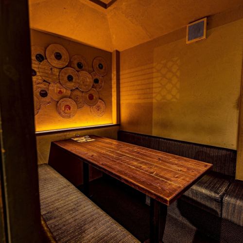 <p>【半個室席あり！】プライベート空間が保たれた席は、デートや記念日のお祝い、女子会や合コンにもおすすめです。また当店ではお祝いに使えるデザートプレートもご用意しております。落ち着いた照明とシックなインテリアが、大人の空間を演出する店内で特別な日をお過ごしください♪</p>