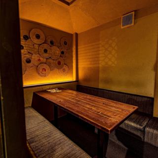 最大8名様までご利用可能な個室席。まさに隠れ家個室空間でゆったりとお過ごしいただけるテーブルソファ席です。