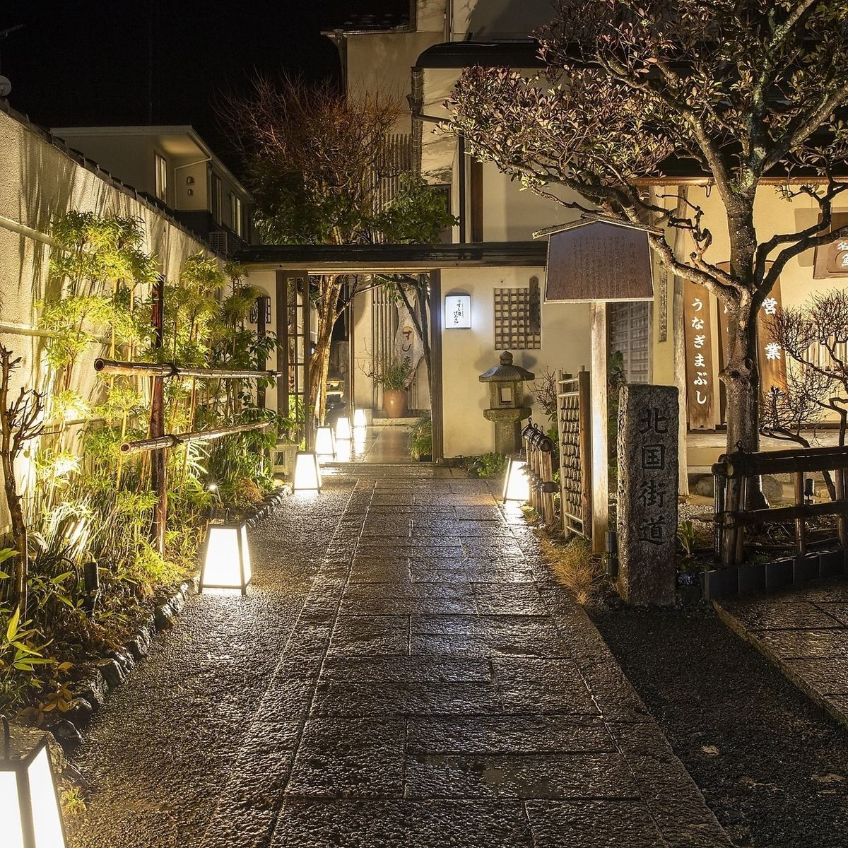 まさに料亭。中庭等から伝わる、日本の古き良き空間でお食事を。
