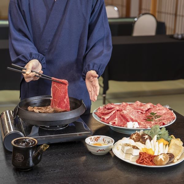 [◆Deliciousness of each season◆] Please enjoy sukiyaki made with the famous Omi beef and precious Gensan beef.