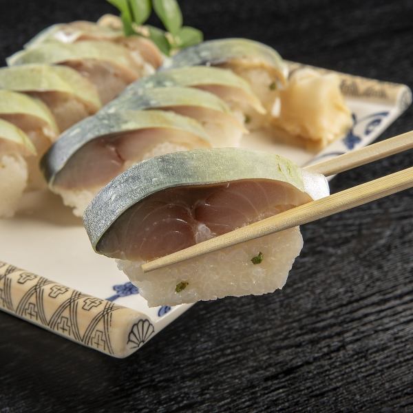 【◇傳統口味◇】新鮮、肉香。使用從長崎漁港採購的青花魚，並撒上日本胡椒製成的青花魚壽司