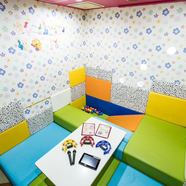 【キッズスペースをご用意】家族連れのお客様も安心して楽しめる環境をご用意◎カラオケでは最新の楽曲を取り揃えており、大人も子供も楽しめる選曲が魅力です。キッズスペースにはボールプールがあり、お子様が安全に遊べる空間をご用意しています。親御様はリラックスしながら、お子様の様子を見守ることが可能です！