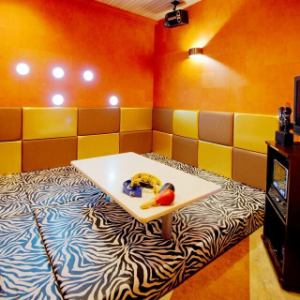 ゆったり靴を脱いで歌えるフラットルームが御座います！