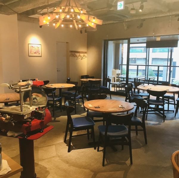 6名様から最大10名様までご利用可能な半個室席は、周囲を気にせずお過ごしいただける空間で、絶品のカステリーナ料理を堪能しながら宴会をお楽しみいただけます。同窓会や合コン、大切な飲み会に最適です。団体でのご宴会場をお探しの際は、ぜひ横浜店へお越しください。貸切のご予約も承ります!ぜひご利用ください。