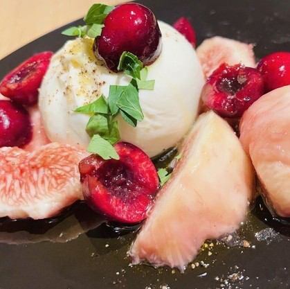 クリーミーモッツァレラ、ブラッティーナチーズ 季節のフレッシュフルーツを添えて