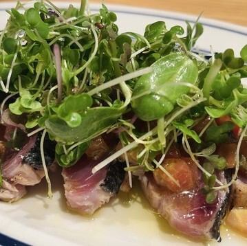 炙り鰹のカルパッチョ フレッシュトマトのケッカソースソース