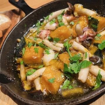 イカと南瓜、きのこのにんにくオイル煮