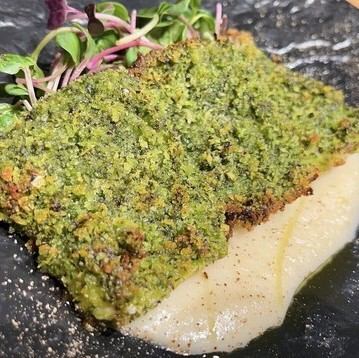 太刀魚の香草パン粉焼き 根セロリのソース