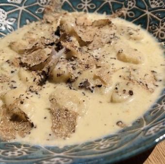 自家製ニョッキとサマートリュフのクリームソース