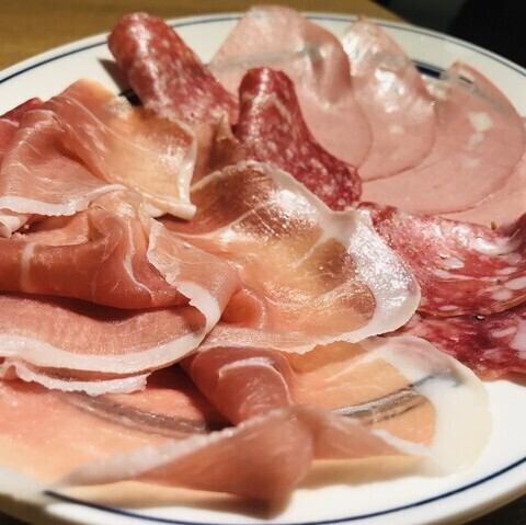 名物超薄切り生ハム、サラミの盛り合わせ