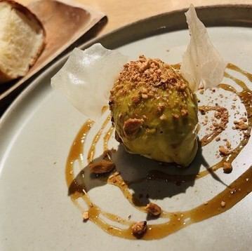 ピスタチオのフラン マルサラワインソース 自家製チーズフォカッチャと