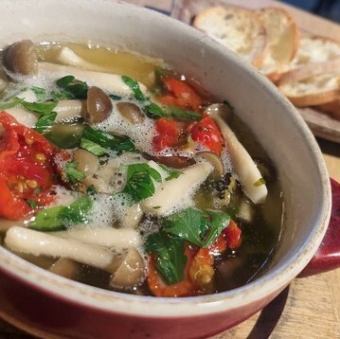 あわびつぶ貝のニンニクオイル煮 ~バケット添え~