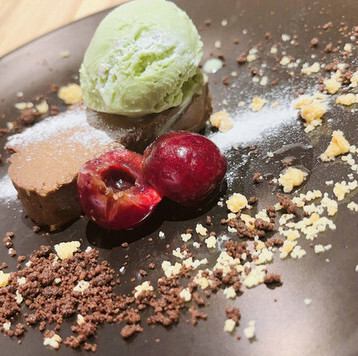 濃厚チョコテリーヌ ジェラートと季節のフルーツ添え