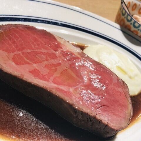 厚切りローストビーフと超薄切り生ハムが自慢！