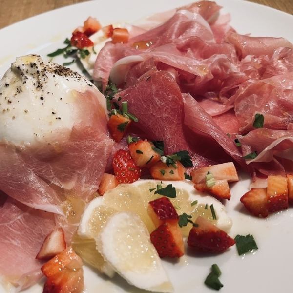 名物超薄切り生ハム、サラミの盛り合わせ