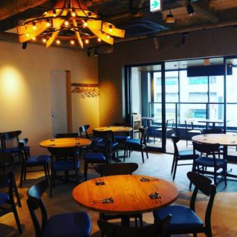 広々とした丸テーブル！2名から4名様までご利用いただけます！横浜店では少人数でゆっくり楽しめる個室をご用意。デート利用に最適なカップル個室席や、合コン・誕生日会などでの使い方も可能です。横浜で飲み会・宴会・女子会・貸切 合コンをお考えならぜひカステリーナ横浜店へ！