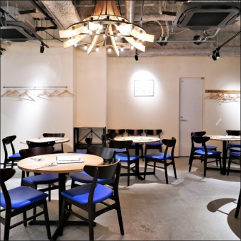 周りを気にせずお寛ぎいただける店内はお勤め先でのご宴会や飲み会、女子会等様々なシーンに最適です◎落ち着きのある快適空間でごゆっくりとお過ごしください。