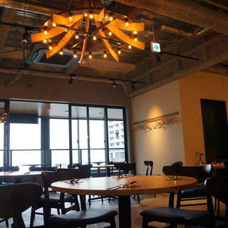 少人数向けの個室はやさしい照明で落ち着けるお席となっております。プライベート空間で上質なひとときをお過ごしください。飲み会やデートなど多様なシーンにご利用頂けます。