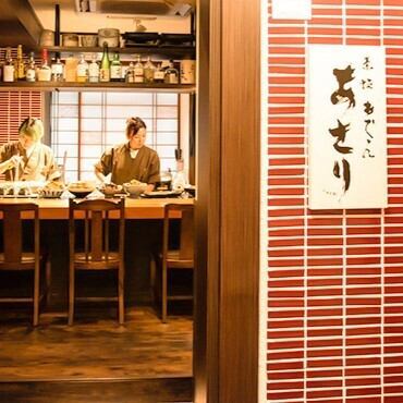古木を基調にした内装、よく見てると細部にこだわりを感じるデザインが施されており、会話を楽めるカウンターなど、温かな雰囲気の中でくつろげます。どこか懐かしい雰囲気がありつつも、洗練されたオシャレな印象がある「赤坂おでん あさり」男女世代問わずご来店いただけております。