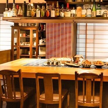 <p>「コミュニケーションを大切に」との思いから、カウンターはスタッフとお客様の目線が同じ高さになるように設計。スタッフとの会話を楽しみながら、日頃の疲れを癒していただればと思います。</p>