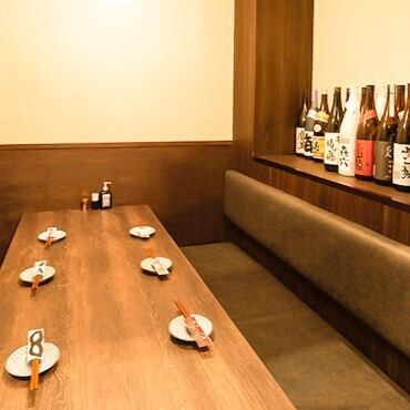 当店はハイカラなおばあちゃんの家をイメージ。趣ある和空間にステンドグラスとオシャレ心のある温かな雰囲気の中でお寛ぎいただけます。テーブル席や半個室もありますのでシーンに合わせてご利用ください。