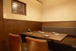 のれんを下ろすタイプのお部屋。壁側はベンチソファー席で広々座れる人気のお席です。接待/お食事/同期同僚飲みなどにご利用ください。どこか懐かしい心がほっこりする雰囲気のあるモダンクラシック調の和食居酒屋です。