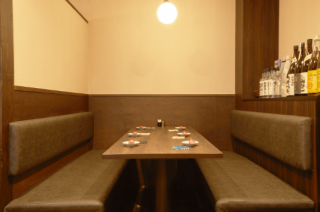 のれんを下ろすタイプのお部屋。壁側はベンチソファー席で広々座れる人気のお席です。接待/お食事/同期同僚飲みなどにご利用ください。どこか懐かしい心がほっこりする雰囲気のあるモダンクラシック調の和食居酒屋です。