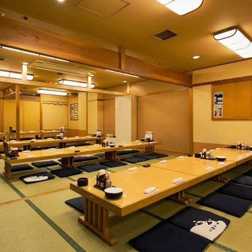 【私人榻榻米包间（最多可容纳110人）】我们推荐最多可容纳110人的聚会预订私人榻榻米包间！您可以充分利用宽敞的空间，享受一段充实的时光。请随意将其用于同学聚会或公司宴会。