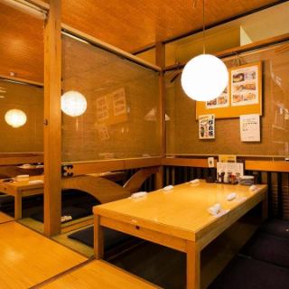 [堀がつた ...相邻座位之间有隔板。在半私密的空间里享受轻松时光。