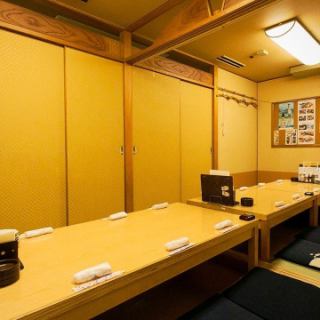 【带下沉式暖桌的私人包间（最多可容纳14人）】想在下沉式暖桌区域举办公司宴会吗？最多可容纳14人。这是一个完全私密的房间，有门，所以您可以放松身心，不用担心其他顾客。