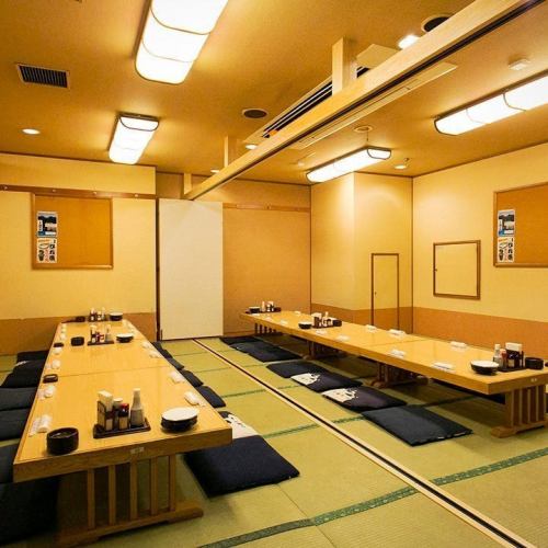 【私人榻榻米包间（最多可容纳36人）】在完全私密的包间内享受私人宴会！我们宽敞的私人榻榻米包间最多可容纳36人。脱掉鞋子，伸展一下腿脚，尽情享受派对吧。