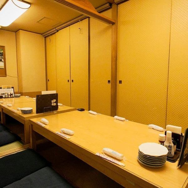 シーンで選べる多彩な個室空間を完備。足を伸ばして、ゆったりとお愉しみいただける掘りごたつ個室を完備。6名様用×1部屋／8名様用×3部屋の合計4部屋ございます。隣接する部屋を繋げられますので最大16名様迄に対応可。どこか懐かしく落ち着く和風情溢れる空間で一体感のあるご宴会をお愉しみいただけます。