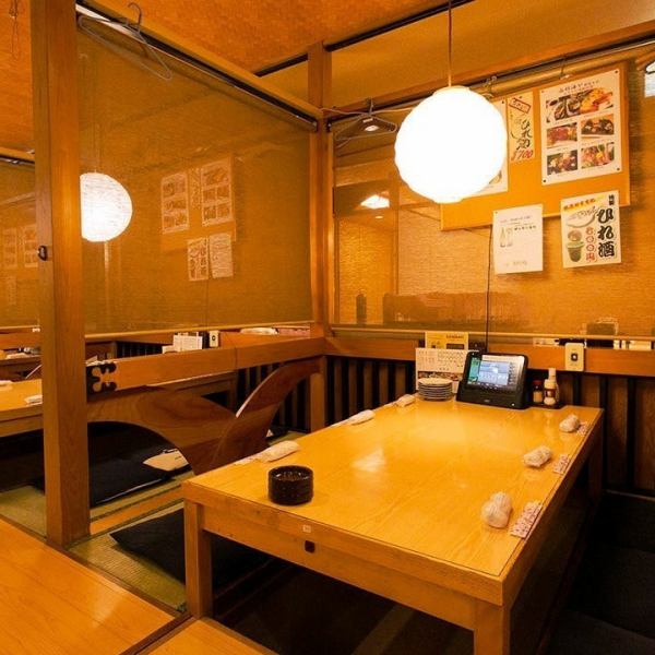 掘りごたつ半個室（～6名様）×6卓。少人数での宴会におすすめの半個室。隣のお席との間に仕切りを設けておりますので、半個室感覚でゆったりとお過ごしいただけます。最大36名様のご宴会としてもご利用可。