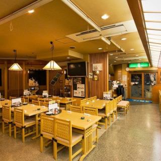 テーブル席（～42名様）。広々としたテーブル席には、最大42名様までご着席が可能です。カジュアルな雰囲気は、気軽に立ち寄りやすいため、お仕事帰りのお食事や飲み会、日常使いにもどうぞ。