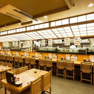 カウンター席（～22名様）。カウンターは22席ございます。お一人様も大歓迎！少人数でのご利用におすすめです。軽く一杯飲みたいという方もぜひお越しください。