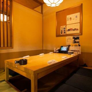 掘りごたつ席半個室（～6名様）。6名様までの掘りごたつ半個室は、会社宴会や女子会、ご家族でのお食事などにもおすすめです。暖簾がかかっており、落ち着いてお食事をお召し上がりいただけます。