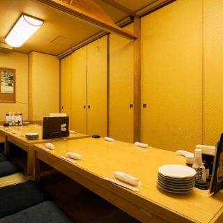 掘りごたつ席個室（～16名様）。16名様までご着席可能な掘りごたつ席の完全個室。お仕事仲間との宴会や、仲間との気軽な飲み会など、各種宴会にご利用ください。