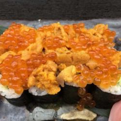 海胆鲑鱼籽卷寿司