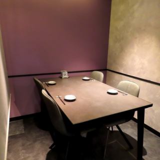 少人数様でご利用いただけるお席はお仕事帰りや女子会、デートにもおすすめのお席です