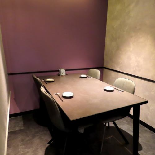 少人数様でご利用いただけるお席はお仕事帰りや女子会、デートにもおすすめのお席です