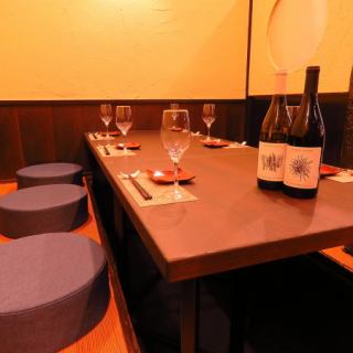 掘り炬燵式の店内でゆったりと♪会社宴会にもおすすめの半個室席は最大20名様までご利用可能です！