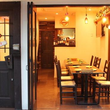 【ランチ・デートにも】古民家をリノベーションした店内は1階は陽の木漏れ日が差し込む温かな開放感のあるお席。お昼の女子会やランチにも、夜のデート利用にもぜひ使っていただきたいお店です。当店名物の地中海イタリアンメニューでおもてなし致します♪