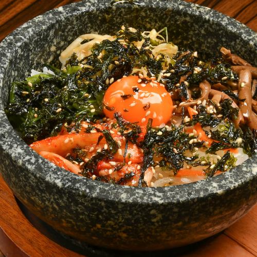 石头煮熟的石锅拌饭