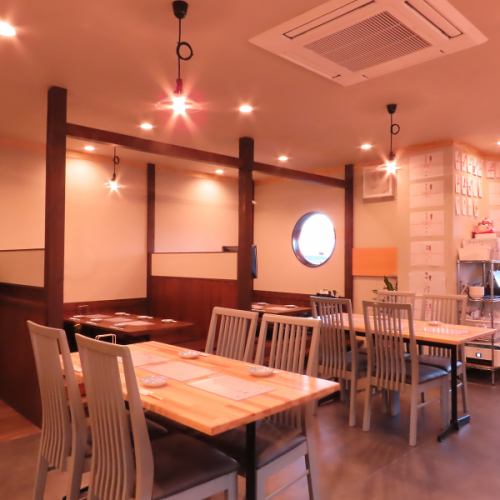 心地よい空間のテーブル席