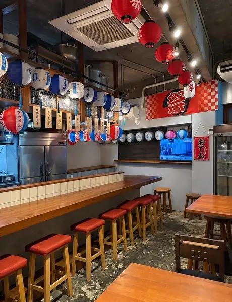 加熱式たばこ限定で喫煙可能な店内!お煙草を吸われる方も肩身の狭い思いをせずに快適にお過ごしいただけます。お仕事帰りのサク飲みにも最適なカウンター席をご用意しており気軽にお立ち寄りいただけます。旨いお酒とお料理を片手に一人の時間を満喫したりご友人と語り合ったりと自由なスタイルで寛げます♪